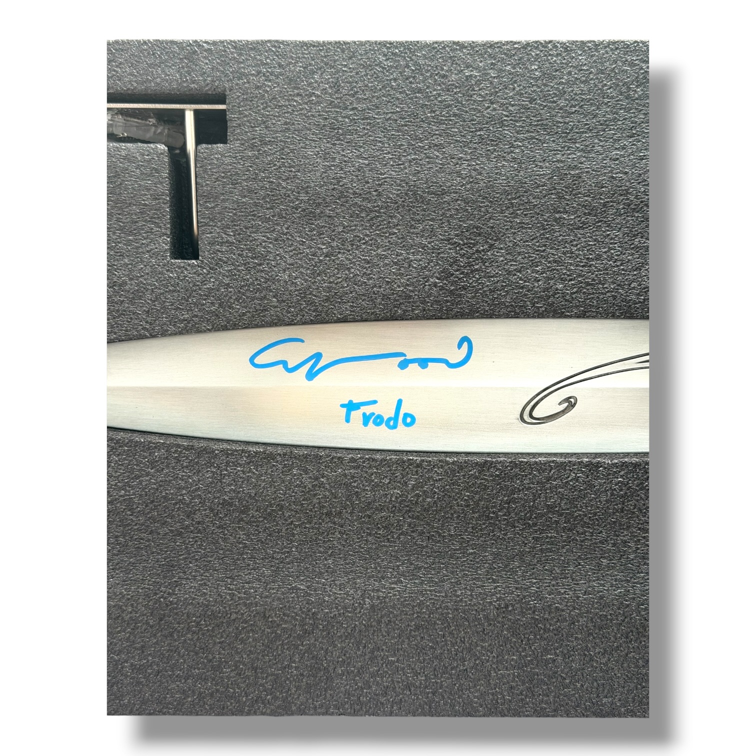 Wētā Workshop – The Lord of the Rings: Sting Sword Prop Replica – Autógrafo Oficial de Elijah Wood - Image 3