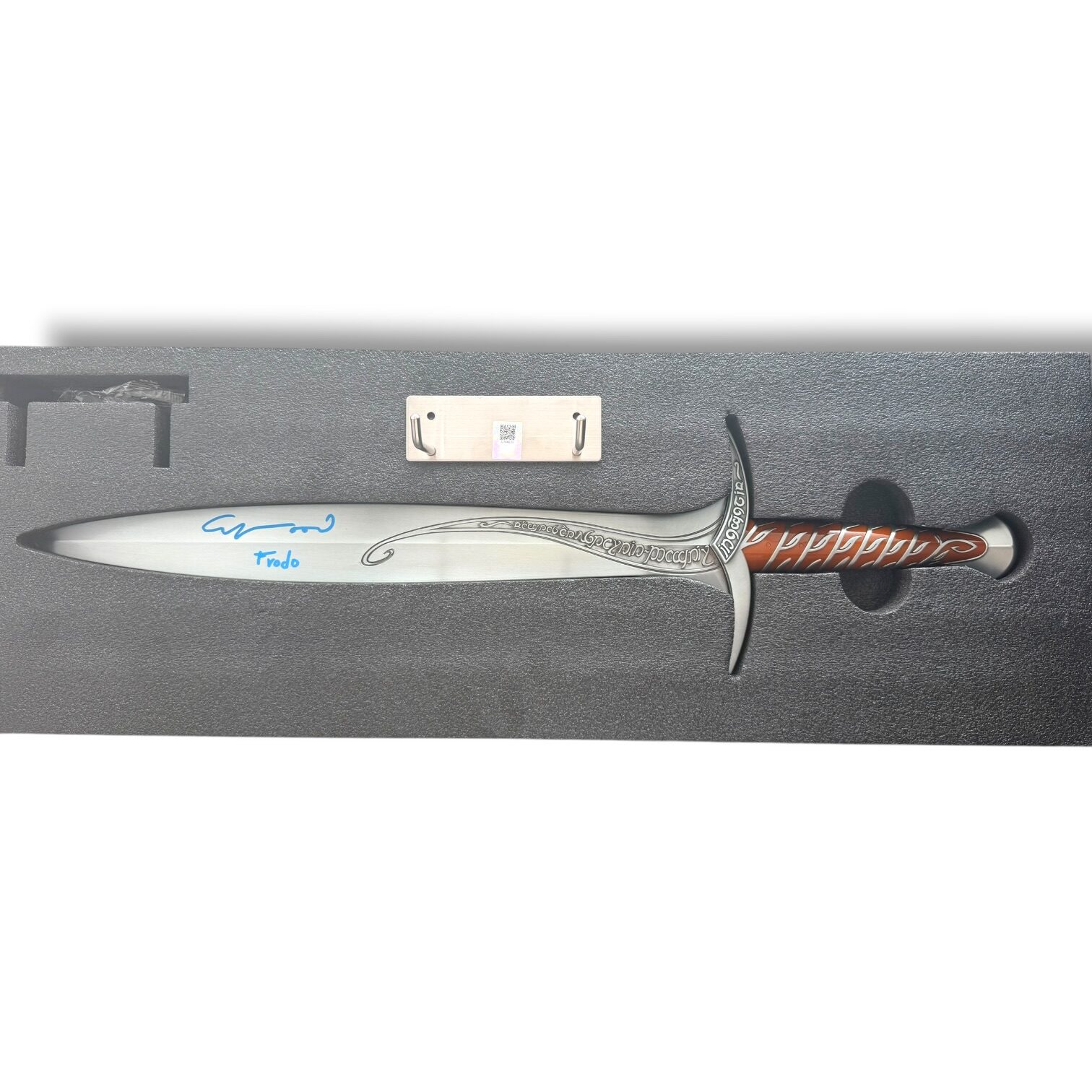 Wētā Workshop – The Lord of the Rings: Sting Sword Prop Replica – Autógrafo Oficial de Elijah Wood - Image 2